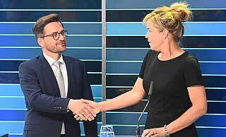 Gesprächstermin vereinbart: Thomas Kutschaty (SPD) und Mona Neubaur, Spitzenkandidatin von Bündnis90/Die Grünen, am Abend der Landtagswahl in Nordrhein-Westfalen. - Boris Roessler