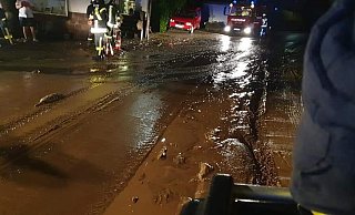 Schlammig ging’s auf den Straßen in Amelunxen im Juni des vergangenen Jahres zu. - Feuerwehr