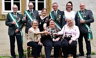Die Dreyener Majestäten und ihr kreativer Thron freuen sich auf heitere und fröhliche Schützenfesttage. - Schützenverein Dreyen