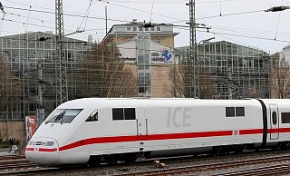 Ein ICE kurz vor dem Herforder Bahnhof. Geht es nach der Deutschen Bahn, geht es in Zukunft deutlich schneller von OWL bis nach Berlin. - Frank-Michael Kiel-Steinkamp