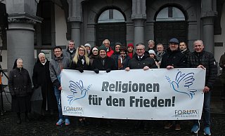 Vertreterinnen und Vertreter des Forums der Religionen haben gemeinsam mit Vertretern der Paderborner Politik zu einem friedlichen Miteinander in einer Welt voller gewaltsamer Konflikte aufgerufen. - Moritz Jülich