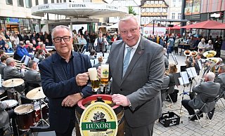 Auf ein schönes Wochenende: Werbegemeinschaftschef Jürgen Knabe und Bürgermeister Daniel Hartmann stoßen nach dem Fassanstich an. - Thomas Kube