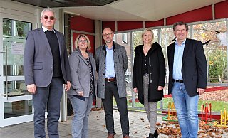 Pfarrer Hubertus Rath (v. l.), Petra Spilker-Husemann, Holger Wibbe, Claudia Flormann und Christian Rodemeyer stellen die Pläne für die neue Katholische KiTa in Bad Driburg vor. - Christian Schlichter
