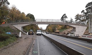 Die Fußgängerbrücke ist so gut wie fertig, kann aber noch nicht genutzt werden, meldet der Landesbetrieb. - Straßen NRW