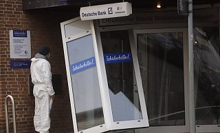Bei der Sprengung wurde die gesamte Filiale beschädigt. Womöglich wurde die Eingangstür vorher aufgehebelt. - Charlotte Mahncke