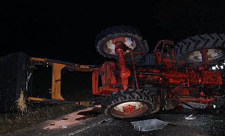 Der Traktor wurde stark beschädigt, ein Rad riss aus der Achse. - Polizei Minden-Lübbecke