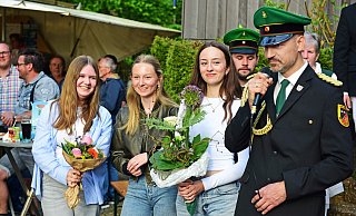 Ein Jungschützinnen-Trio bildet in diesem Jahr den Thron: Rieke Loke (v.l.) sowie Amelie und Lina Koch. Daneben Oberst Daniel Koch.Foto: Nicole Ellerbrake - Nicole Ellerbrake