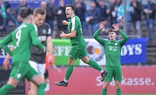 Nico Buckmaier (Mitte) erzielte das Tor des Tages für den FC Gütersloh. - Jens Dünhölter