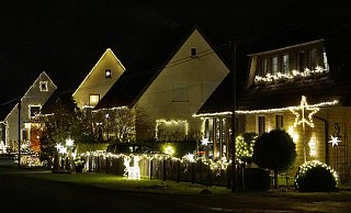 Jedes Haus leuchtet in den Winterhimmel und erzeugt zusammen mit den Nacbharhäusern eine einzigartige Atmosphäre. - Michael Grundmeier