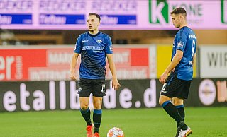 Die beiden Mittelfeldstrategen Marco Schuster (r.) und Julian Justvan verlängerten ihre Verträge beim SC Paderborn bis Sommer 2005. - Besim Mazhiqi