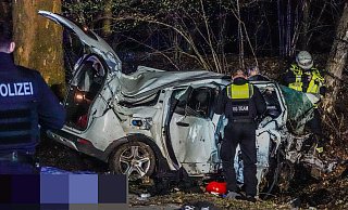 Ein Mann starb, der zweite schwebt in Lebensgefahr. Nach dem schweren Unfall an der Ummelner Straße ist die Identität der beiden Insassen immer noch ungeklärt. - Paul Brinkmann