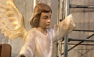 Der große Verkündigungsengel in der Altstädter Nicolaikirche hat aktuell keine Hände mehr. - Altstädter Nicolaikirche
