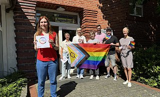 Jennifer Freise vom JTD freut sich über das neue Angebot gemeinsam mit Sarah Wydrinna, Imke Heller, Alexandra Lüüs, Manuel Tegethoff, Matthias Gronowski und Jana Hansjürgen. - Stadt Delbrück