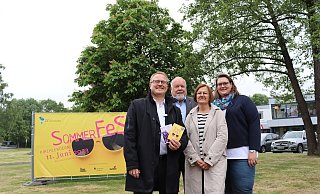 Gregor Burejza von der Sparkasse Herford, Bürgermeister Rüdiger Meier, Martina Stallmann von der Gemeinde Kirchlengern und Anke Sundermeier von der EWB freuen sich auf viele Besucher auf und um den Rathausvorplatz. - Jenny Westhues
