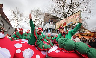 Am 14. August zieht der Festumzug anlässlich des einmaligen Jubiläums „111 Jahre Rosenmontagszüge in Steinheim“ durch die Emmerstadt. Das Foto zeigt den Umzug im Jahr 2019. - David Schellenberg