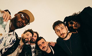Welshly Arms, das sind: Sam Getz (Gesang, Gitarre), Brett Lindemann (Keyboard), Jimmy Weaver (Bass), Mikey Gould (Schlagzeug) und den beiden Background-Vocals Bri und Jon Bryant. - nn
