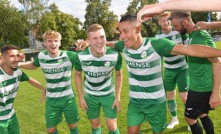 Die U25-Spieler Joel Cilgin, Markus Esko, Lennard Rolf und der etwas ältere Allan Firmino Dantas (v.l.) freuen sich über den Gewinn des Radio-Gütersloh-Cups. - Jens Dünhölter