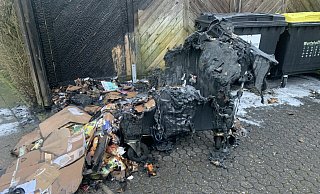 Verkohltes Resultat: Mülltonnen gerieten in der Silvesternacht wieder in Brand, wie hier an der Mönkebergstraße in Hoberge-Uerentrup. - Ivonne Michel