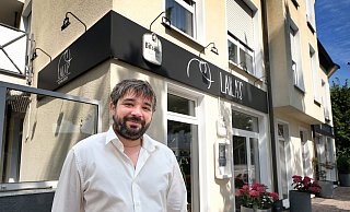 Inhaber Hashim Haider eröffnet am Samstag, 14. August, ein neues indisches Restaurant in Schloß Holte-Stukenbrock. Schriftzug und Logo des "Laila's" sollen von der Holter Straße aus gerade für vorbeifahrende Autofahrer gut sichtbar sein. - Andreas Frücht