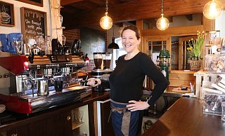 Adine Abrams hat den Schritt in die Selbstständigkeit gewagt und im ehemaligen Kaffeehus im Strohe in Tonnenheide ihr Café eröffnet. - Sonja Rohlfing