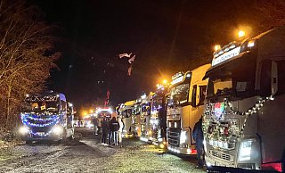 Bei der Sälzer Lichterfahrt überbieten sich die Fahrerinne und Fahrer mit Beleuchtungsideen für ihre Fahrzeuge. - Carola Drabon