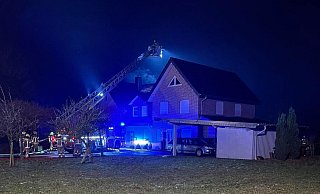 In der Nacht zu Freitag rückte die Feuerwehr Delbrück zu einem Wohnhaus an der Straße Buddenbruch im Stadtteil Anreppen aus., - Feuerwehr Delbrück
