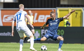 Sebastian Klaas (r.) gewinnt den Zweikampf gegen seinen Ex-Teamkollegen Kai Klefisch. - David Inderlied/dpa