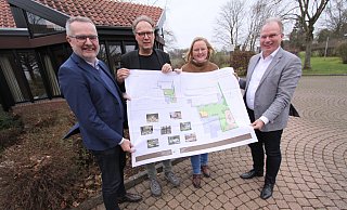 Olaf Reinmuth, Jörg Lange, Martina Kechlo und Kai-Uwe Spanhofer präsentieren die Planung für die neue Kita in Sundern. Voraussichtlich im Sommer sollen die Bauarbeiten beginnen. - Björn Kenter