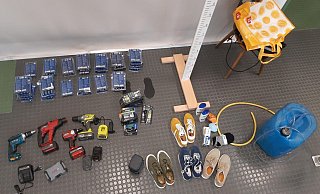 Von der Kemptener Bundespolizei beschlagnahmt: 85 4er-Pakungen Zündkerzen, Rasierklingen, Akku-Schrauber und Schuhe. Der Kanister könnte zum Abzapfen von Kraftstoff gedient haben. - Bundespolizei