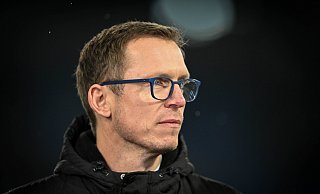 Nach der Niederlage in Regensburg stützt Arminia Bielefelds Sport-Vorstand Michael Mutzel seinen Trainer Mitch Kniat. - IMAGO/osnapix