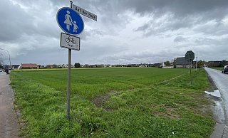 Noch ist der Acker an der Ecke Alter Postweg/Auf der Hude eingesät. Bald schon sollen dort die Bauarbeiten beginnen. - Nicole Sielermann