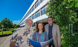 An der alten Fachhochschule stehen Andreas Kämper, Luisa Linek und Eduard Führ (v.l.) - sie wollen hier ein soziokulturelles Zentrum etablieren und das Ravensberger Viertel insgesamt entwickeln helfen. - Andreas Zobe