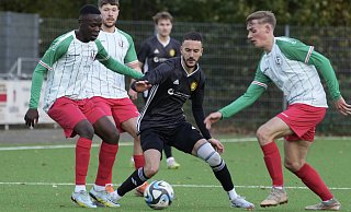 VfB Fichtes Walid Yerima (v.l.) , Kevin Klass und Justin Richter stellen in der Hinrunde Wellensieks Yasin Allouch. Das Derby an diesem Donnerstag könnte das vorerst letzte sein. - Peter Unger