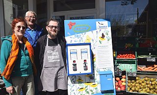 Regine Steffen (v. l.), Friedhelm Diebrok und James Grogan vor dem Unverpacktladen mit dem Automaten für Falterfutter. - Mareike Patock