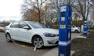 Am Maspernplatz stehen Ladesäulen für E-Autos bereit. - Benedikt Riemer