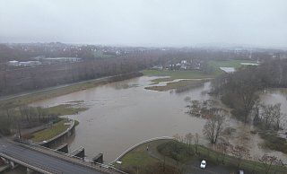 Das Drohnenfoto der Feuerwehr zeigt das Hochwasserrückhaltebecken nach dem Beginn der Einstauung an Heiligabend. Da hatte auch das Klärwerk besonders viel zu tun. - Feuerwehr Löhne