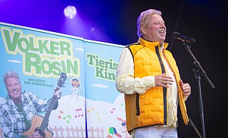 Volker Rosin bezeichnet sich selbst als "König der KInderdisco". Ins Bielefelder Wiesenbad kamen 1.500 Menschen, um mitzusingen. - Mike-Dennis Mller / www.mdm.photo