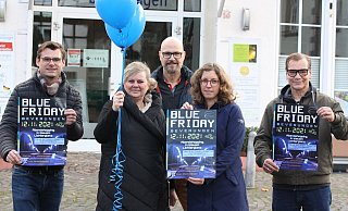 Beverungen Marketing mit Stefan Przyjemski (v. l.), Heike Schultz, Sebastian Kübler (alle AG Einzelhandel), Projektleiterin Verena Hoppe und Geschäftsführer Rembert Stiewe präsentieren den Aktionstag "Blue Friday". - Torsten Wegener