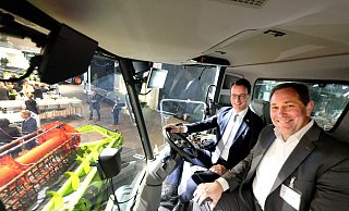 NRW-Ministerpräsident Hendrik Wüst nahm bei seinem Besuch in Harsewinkel neben Claas-CEO Jan-Hendrik Mohr Platz.