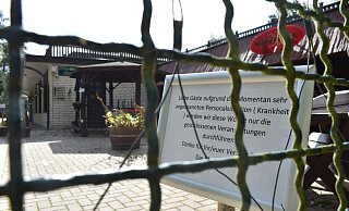 Die Tore der Moor Ranch sind immer noch verschlossen. Vor und hinter dem Zaun stehen die Hinweisschilder.  - Mareike Köstermeyer