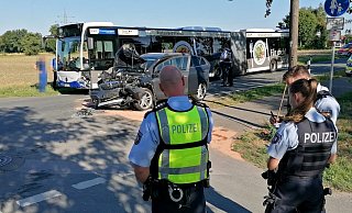Der Opel Mokka prallte beim Rechtsabbiegen auf die Sander Straße gegen den Gelenkbus. - Polizei Paderborn