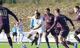 Im gegnerischen Strafraum: Yassin Ibrahim (l.) vom SV Rödinghausen versucht sich gegen zwei Verteidiger des FC Groningen zu behaupten. - Joel Beinke