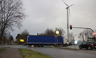 An der Kreuzung der B239 mit der Industriestraße kam es zu dem Unfall. Nach einer halben Stunde konnte die Bundesstraße wieder freigegeben werden. - Sandra Spieker (Symbolfoto)