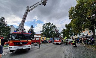 Die Feuerwehr startete eine Rettungsaktion, da der Teleskopmast, auf dem Menschen hochgefahren waren, nicht mehr zu bewegen war. - Feuerwehr Espelkamp