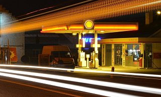 Ein junger Mann muss zusehen, wie sein Bruder in Bielefeld getötet wird. Dann geht es plötzlich steil bergab. Unter anderem überfällt er mehrere Tankstellen. - Pixabay