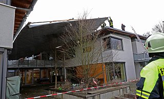 Dier Feuerwehr hat das verwehte Blechdach durchtrennt, so dass der größere Teil in den Innenhof abgesenkt werden konnte. - Frank-Michael Kiel-Steinkamp