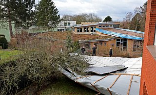 Ein Teil des Blechdachs der Grundschule Landsberger Straße wurde vom Orkan in Nachbars Garten getragen. - Frank-Michael Kiel-Steinkamp
