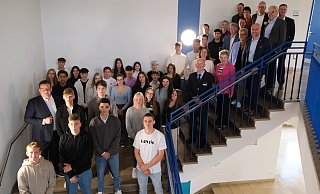 Die 30 Schülerinnn und Schüler des neuen Bildungsgangs "FOS" Polizei am Freiherr-vom-Stein-Berufskolleg in Bad Oeynhausen. Zur Einschulung konnte Standortleiter Olaf Nennker auch Regierungspräsidentin Anna Katharina Bölling, Landrat Ali Dogan und Kreisdirektor Mathias Schmidt begrüßen. - Nicole Bliesener