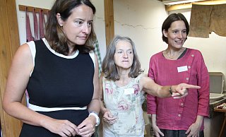 Anna Katharina Bölling (l.) informierte sich bei Ingrid Kerber (M.) und Daniela Perthes von der Kulturwerkstatt, - Björn Kenter
