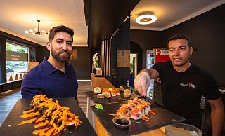 Soleyman Qurbani (l.) und sein Bruder Shuaeb mit Spezialitäten aus ihrer Sushi-Küche. - www.mdm.photo